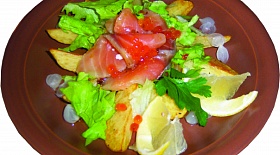 Салат теплый из семги, красной икры, с картофелем по деревенски